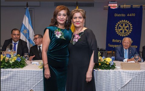 Tania de Aguirre y Patricia de Rubio.