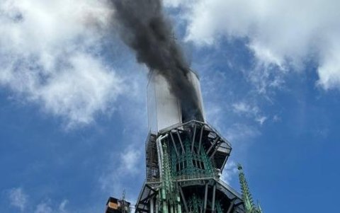 La aguja de la catedral de la ciudad francesa de Ruán, en la región de Normandía, sufrió un incendio este jueves.
