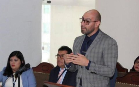 Ha sido abogado de reconocidas figuras políticas.