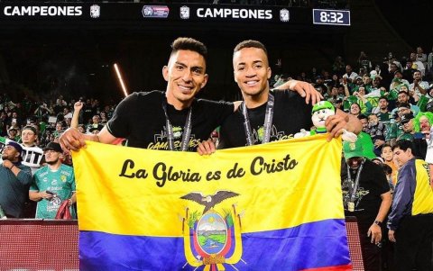 Jugando en León, Byron Castillo (d) y Ángel Mena celebraron el título de la Liga de Campeones de la Concachampions