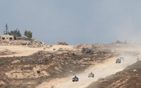 Vehículos del ejército israelí patrullan dentro de Gaza, visto desde el lado israelí de la frontera con la Franja de Gaza, sur de Israel, el 11 de julio de 2024.