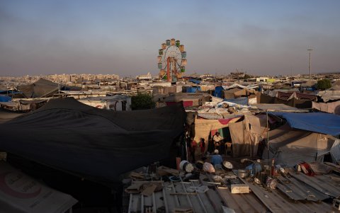 Palestinos desplazados instalaron sus tiendas de campaña dentro del parque de atracciones Asdaa, al oeste del campamento de Khan Yunis, al sur de la Franja.