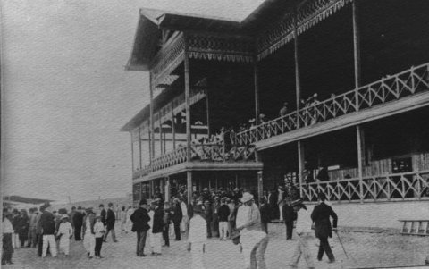 Los guayaquileños, vestidos con traje formal, acudían a los hipódromos a inicios del siglo XX.