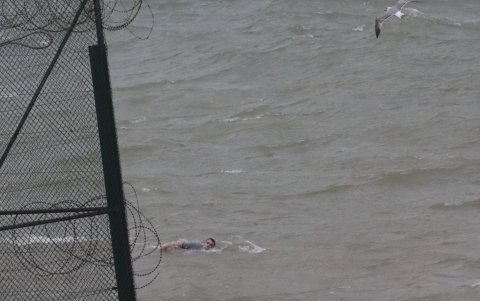 Al menos 51 personas migrantes marroquíes y subsaharianos han entrado a nado a la ciudad española de Ceuta, en el norte de África.