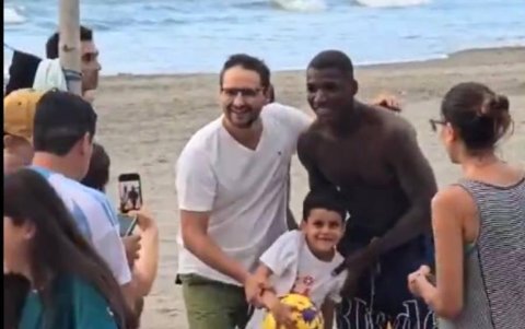 Moisés posó sin problemas para las fotos con los turistas.