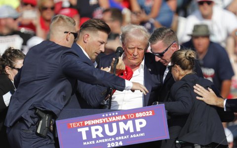 El presidente de Estados Unidos, Donald Trump, mientras era evacuado del mitin al haber sido herido.