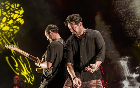 Danilo Parra y Marcel Ferrer en el escenario del Flashback 593.