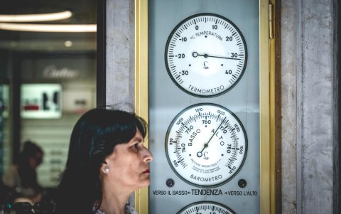 Una persona pasa junto a unos termómetros en Turin, Italia, el pasado jueves.