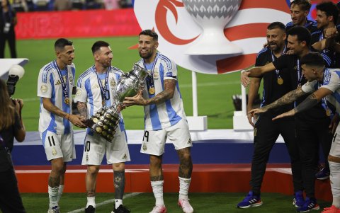 Ángel Di Maria (i), Lionel Messi y Nicolás Otamendi, tres los máximos referentes antes de levantar el bicampeonato de América.