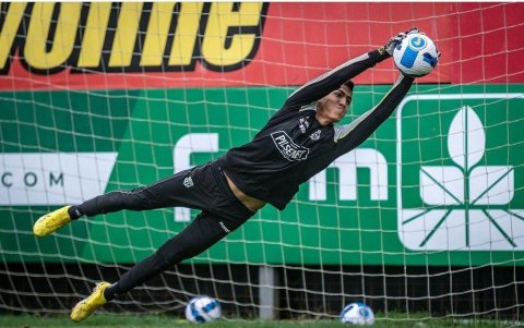 El joven portero de las formativas del ídolo sufrió una caída que lo tiene delicado de salud.