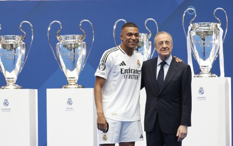 El presidente de Real Madrid Florentino Pérez (d) entregó la camiseta y dio la bienvenida a Kylian Mbappé