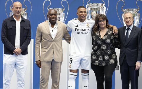 Kylian Mbappé (c) junto a sus familiares, luego de firmar por cinco años con Real Madrid