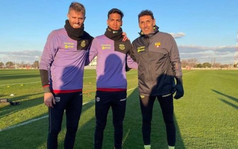 Justin Cornejo y una de sus fotos del recuerdo en Barcelona junto a Javier Burrai.