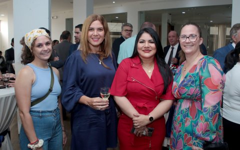 Ken Lom, Daniela Hill, Edith Pino y Louise Martiny.