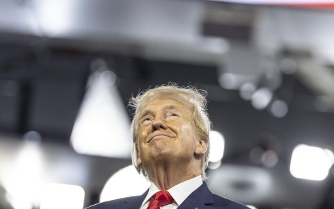 El candidato presidencial republicano y expresidente Donald Trump llega durante la noche inaugural de la Convención Nacional Republicana (RNC).