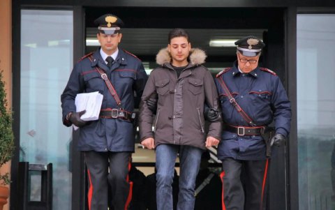 El supuesto jefe de la mafia calabresa 'Ndrangheta, Andrea Bruni (c), sale escoltado de la comisaría de Cosenza, Italia, el 15 de diciembre de 2010.