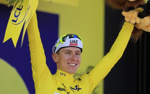 El ciclista esloveno Tadej Pogacar del UAE Team Emirates celebra con el maillot amarillo de líder general en el podio después de la 17ª etapa del Tour de Francia 2024.