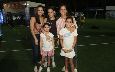 Mechita Valero, Anita Valero, Anais Ortega y las niñas Luciana Castellón y Constanza Galarza.