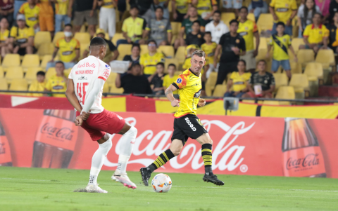 Damián Díaz (d) defiende ante el ataque de un jugador de Bragantino