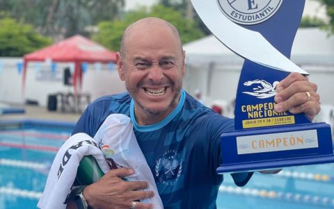 Uno de los integrantes del GTC conel trofeo del gran campeón.