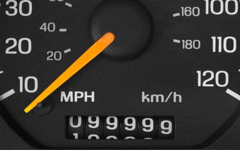 El odómetro es un dispositivo en los vehículos que mide y muestra la distancia total que el vehículo ha recorrido desde su fabricación