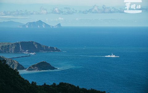 La fragata clase Knox de la Armada de Taiwán maniobrando lejos del puerto de Su-ao para realizar un simulacro de respuesta de emergencia.