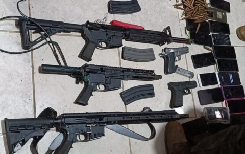 32 dispositivos móviles, 5 alimentadoras, 1835 cartuchos y 81 tacos de dinamita, entre los indicios encontrados por la Policía.