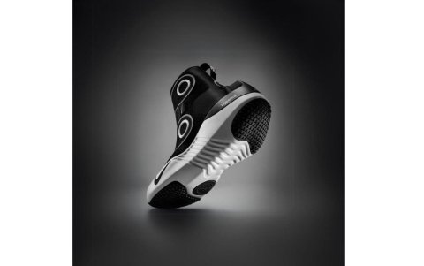 Los calentadores que posee este calzado distribuyen el calor uniformemente y las baterías recargables hacen los zapatos portátiles.