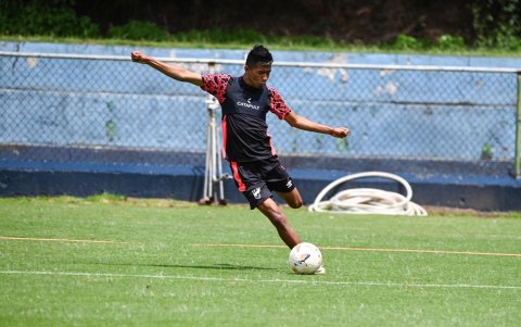 Arón Rodríguez, extremo de la Chatoleí, sería la dupla ofensiva del panameño José Fajardo.