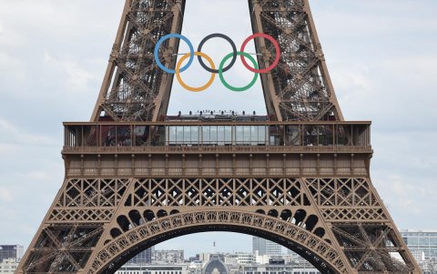 Fotografía de la Torre Eiffel con el símbolo de los Juegos Olímpicos 2024 este martes, en París.