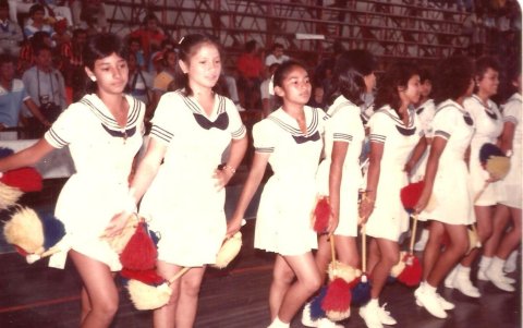 Recuerdo. Es una de las fotos del recuerdo, de uno de los desfiles. La segunda, de izquierda a derecha, es Débora Mora, quien en la foto es la tercera.