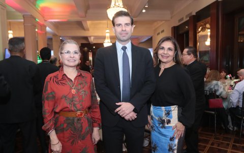 Teresa Farah, Alejandro Paulson y Jaqueline Athon.