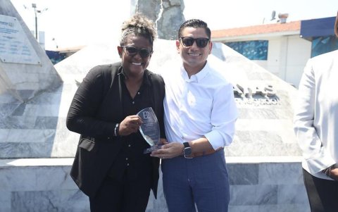 Wendy Villón exjugadora y actual entrenadora del Barcelona femenino posa junto al presidente de Fedeguayas Roberto Ibáñez.