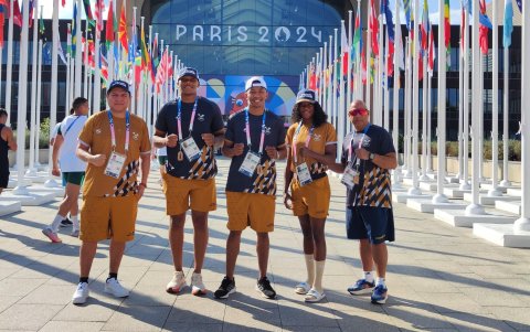 Palacios (segunda a la izquierda) posa con la delegación de boxeo en París 2024.