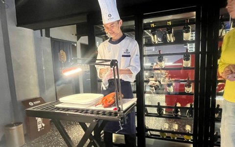 En un restaurante ofrecen pato laqueado.