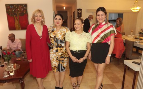 Grecia Cando, Edith Pino, Friend Zherdmant e Iris Miranda.