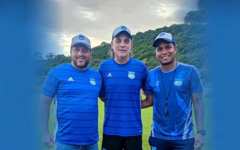 Carlos Hidalgo con sus amigos de Emelec, Carlos Juárez y Jefferson Pinto.