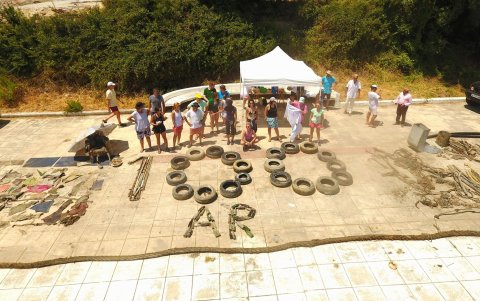 Tras una jornada de limpieza, los voluntarios y miembros de la oenegé Aegean Rebreath exhiben parte de los capturado