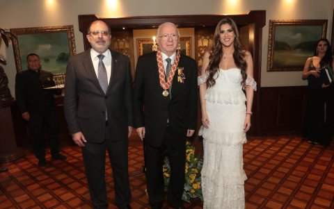 Henry Kronfle, Xavier Simon y Cristina Reyes.