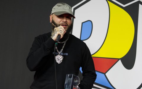 El cantante Farruco posa con el premio Colaboración OMG en la alfombra roja de los Premios Juventud este jueves, en el coliseo José Miguel Agrelot en San Juan (Puerto Rico).