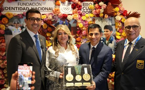 Jefferson Pérez (c-d) posa junto a las tres medallas de oro que Ecuador posee en JJ. OO..