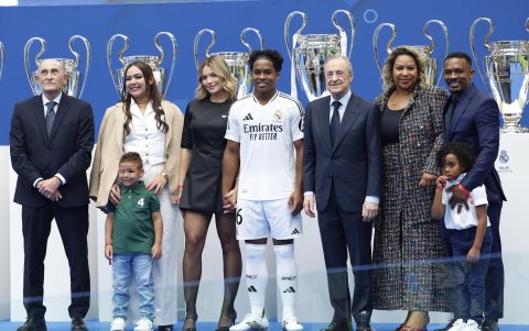El delantero brasileño Endrick (c), posa junto al presidente del Real Madrid, Florentino Pérez (4d) y familiares.