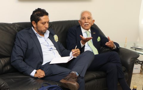 Cueva junto a su hijo Nicolás, con quien trabaja apuntalando para que la organización amplíe aún más su campo de acción.