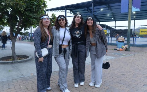 Kathy Burgos y sus amigas antes de entrar al concierto de Morat.