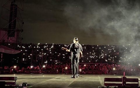 Juan Pablo Isaza dirigiéndose a su público en Guayaquil.