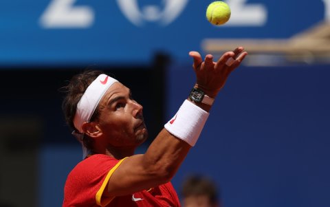 El tenista español Rafa Nadal realiza un saque ante el serbio Novak Djokovic durante el partido celebrado en el marco de los Juegos Olímpicos de París.