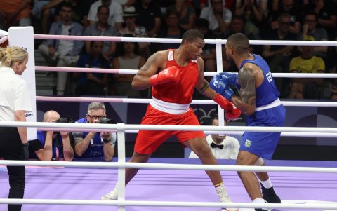Gerlon Congo (i) enfrentando al brasileño Abner Teixeira en París 2024