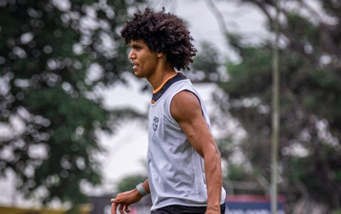 Edwar Bello la esperanza de gol de Barcelona para la segunda etapa.