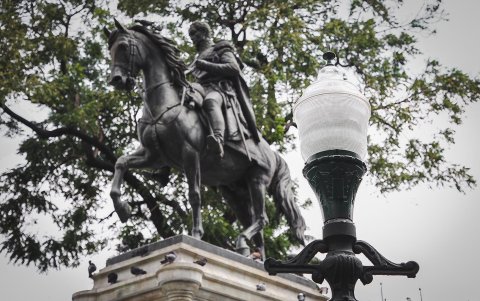 Uno de los centenarios faroles está ubicado junto al monumento a Simón Bolívar, en el parque Seminario, centro de Guayaquil.