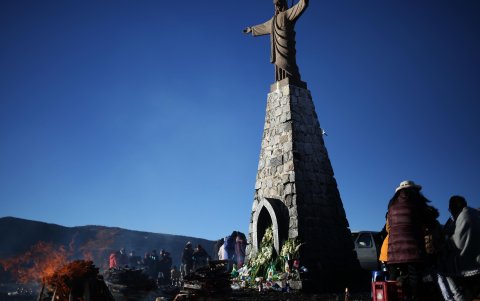 Ofrecimiento. Cada 1 de agosto los pueblos andinos se suben a las montañas a festejar a la Tierra.